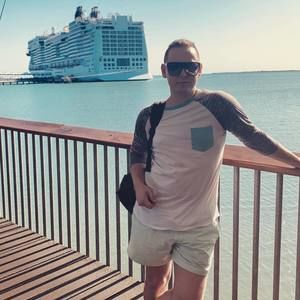 Meet your Posher, Christopher